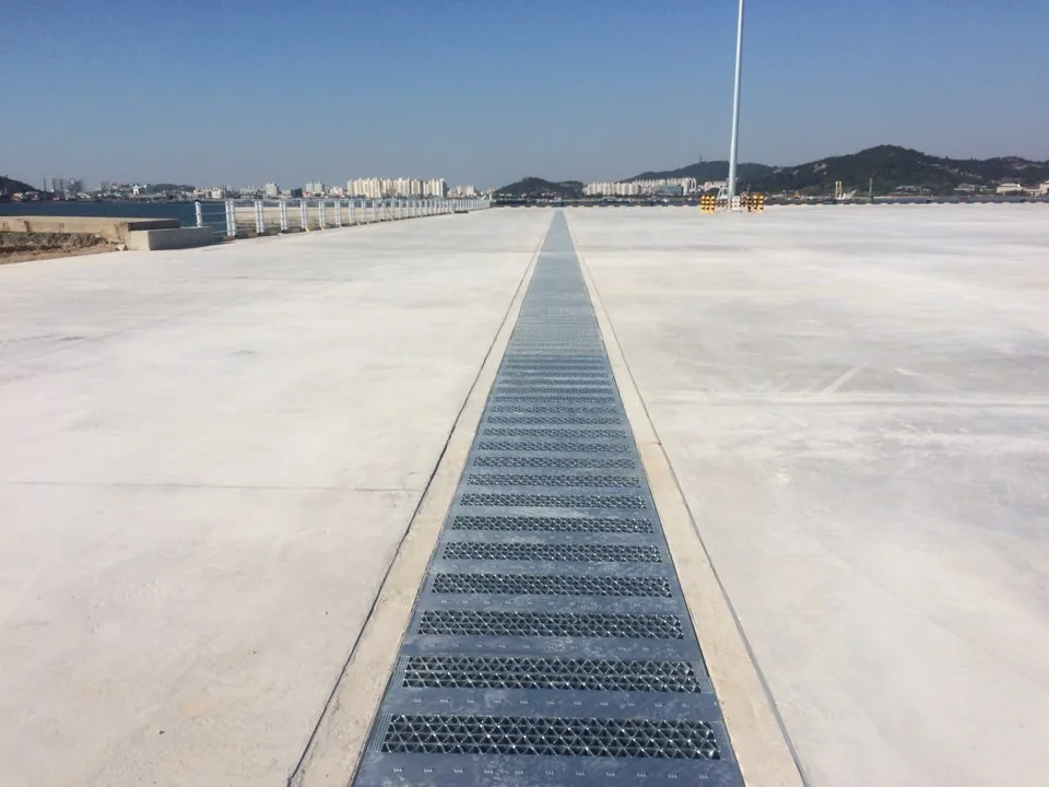 중하중그레이팅 · 목포 대불철재항 — 넓은 포장면을 따라 이어지는 배수로