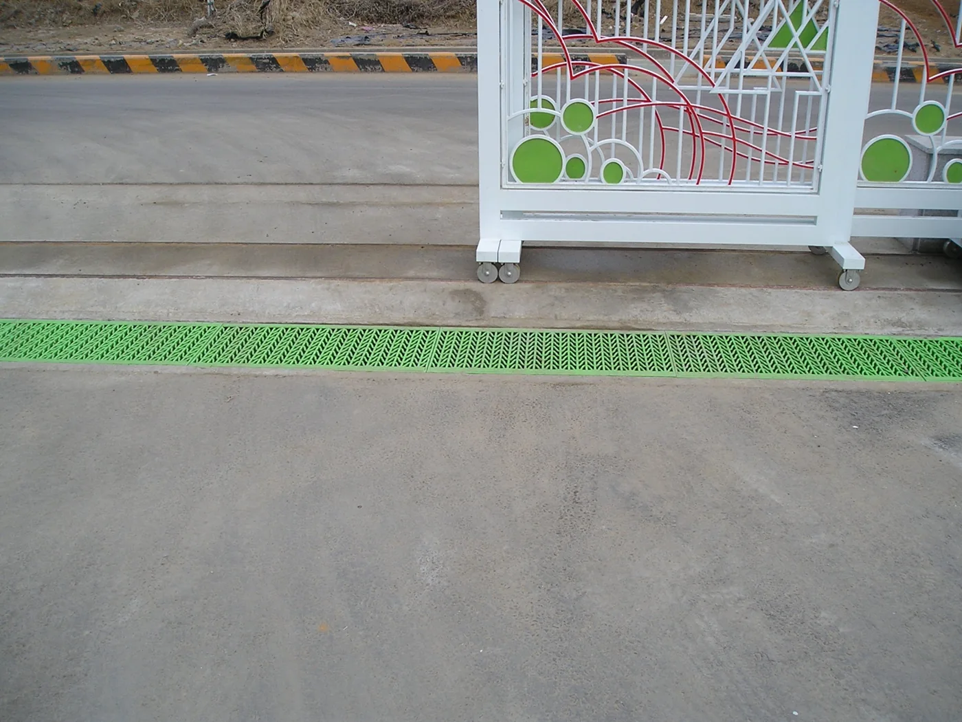 학교 주변 물결안전그레이팅 적용사진